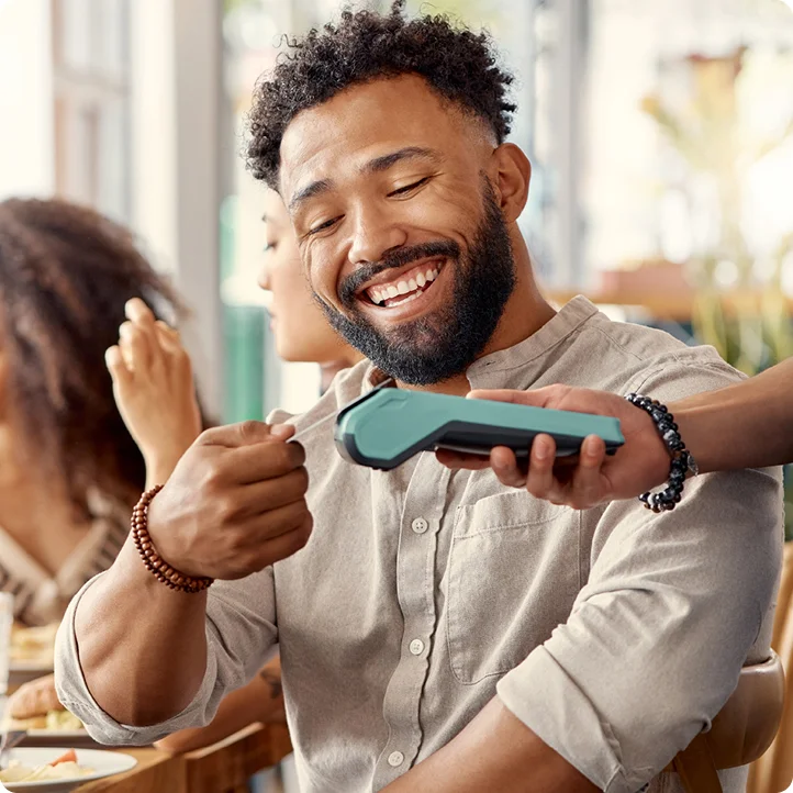 Happy customer using Kastelo services